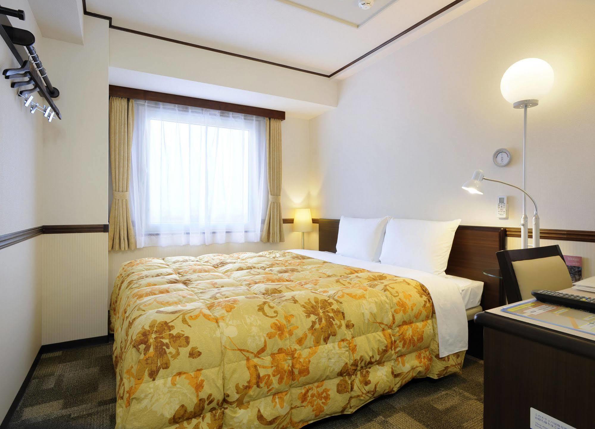 Toyoko Inn Chiba Minato Ekimae Exterior photo